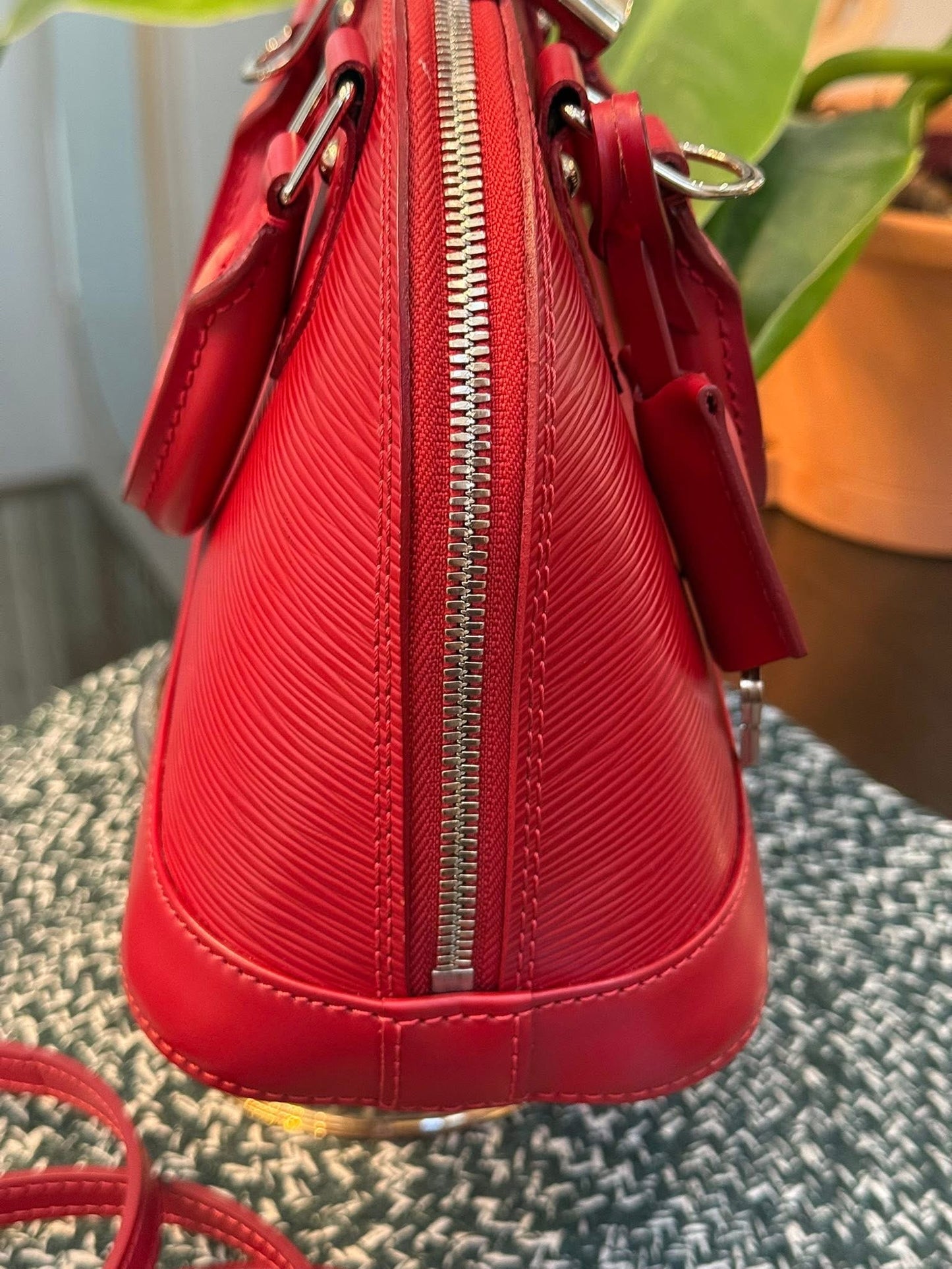 Alma BB in Epi Red with Clochette, Lock 🔐 keys, Original Strap, Dustbag and Insert Organizer 🗓️ Year: 2012