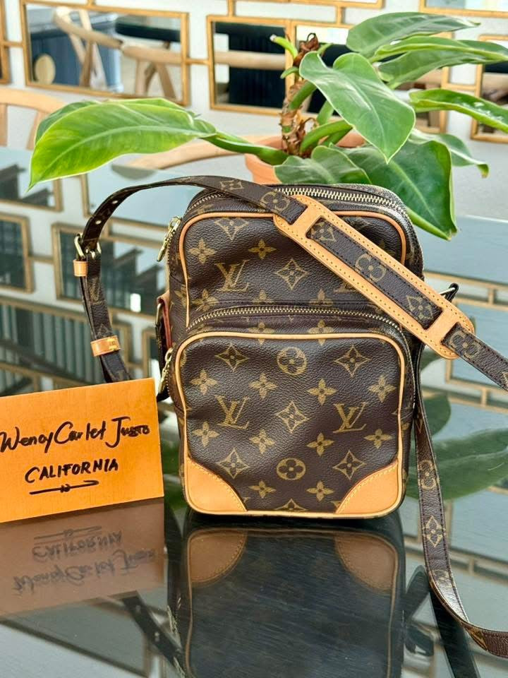 Amazon Crossbody Bag 🗓️ Year: 2000