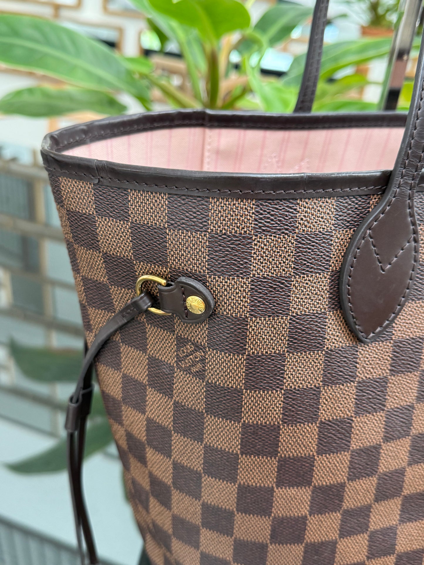 Neverfull MM in Rose Ballerine interior with Dustbag - Microchip