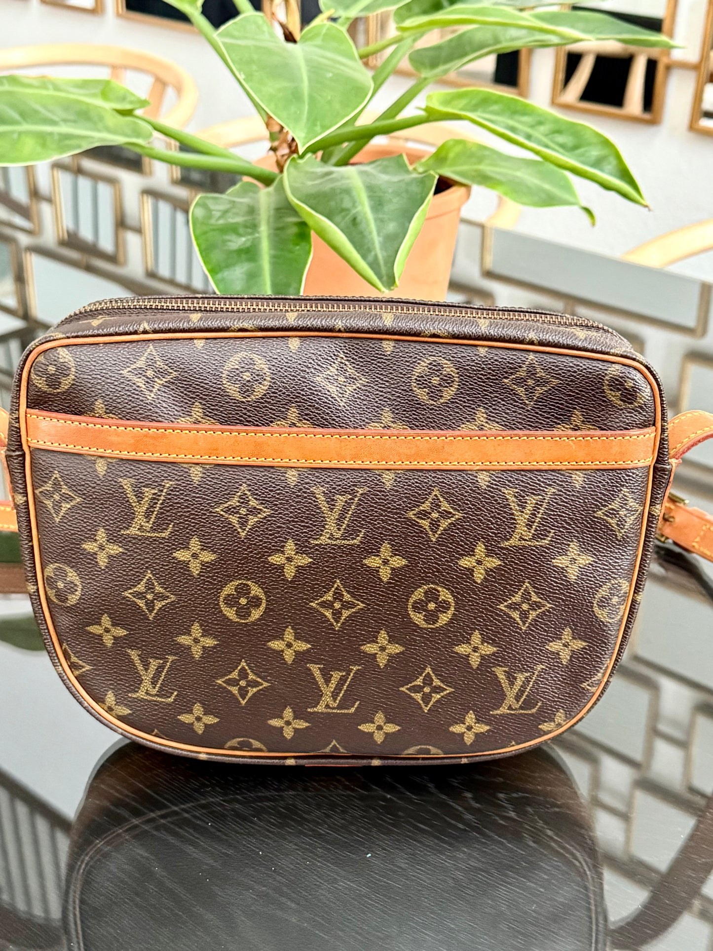 Jeaunefille GM Crossbody 📅 Year: 1987