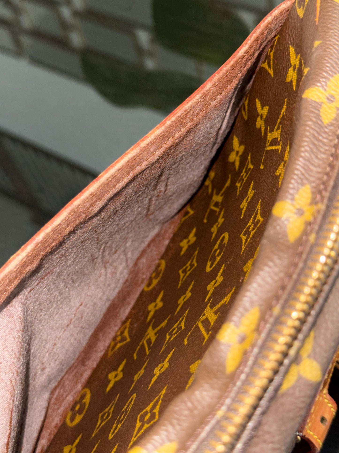 Jeaunefille GM Crossbody 📅 Year: 1989