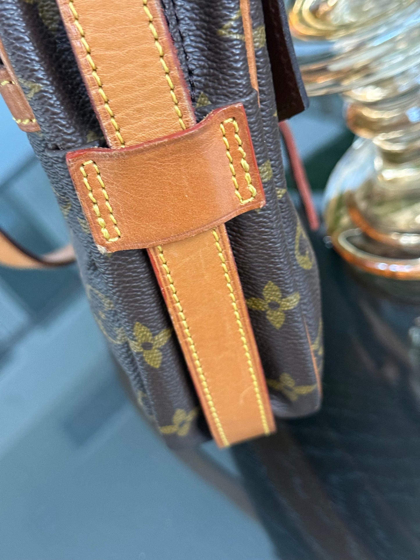 Jeaunefille GM Crossbody 📅 Year: 1989