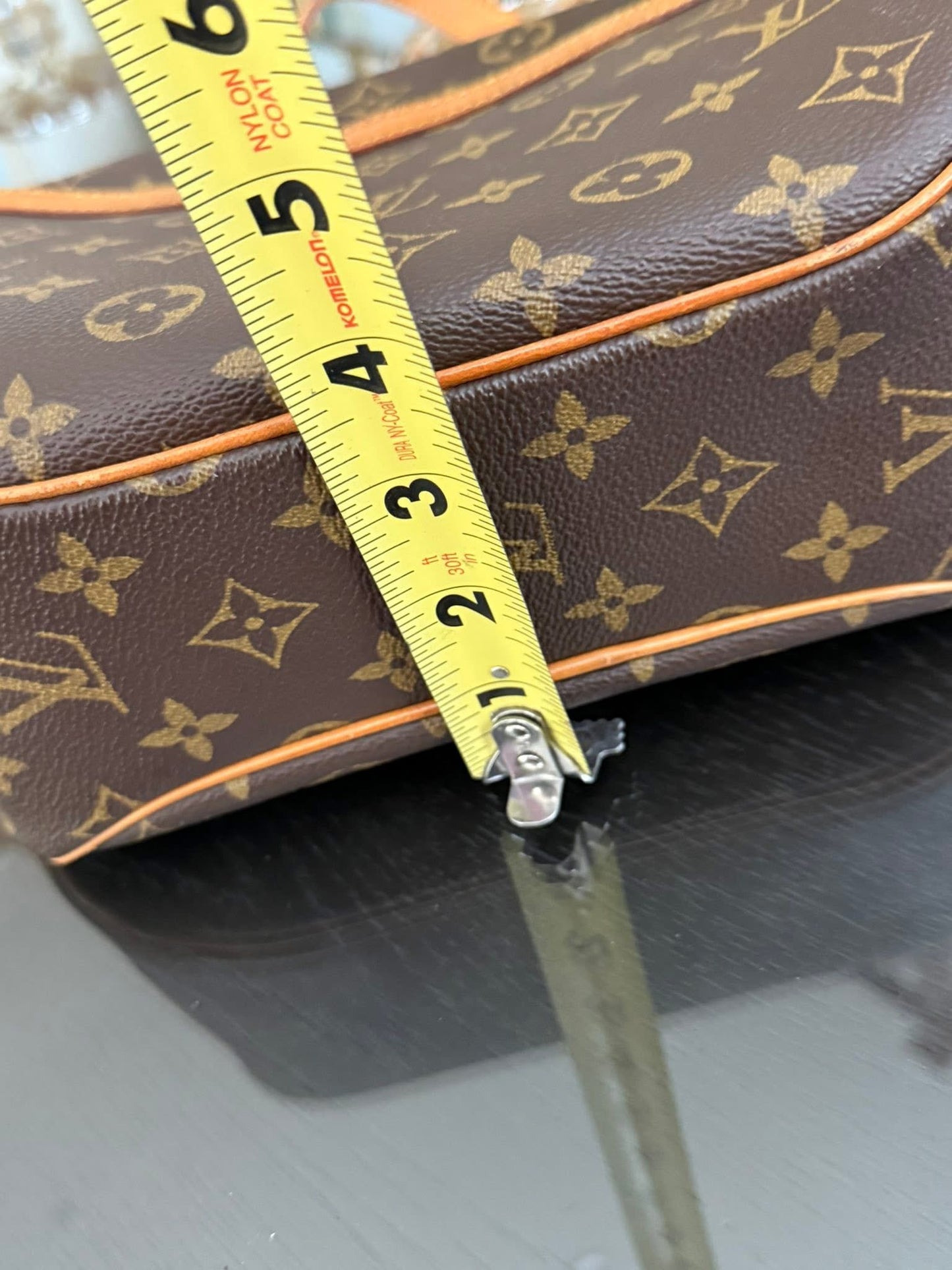 Blois Crossbody -🗓️ Year: 1995