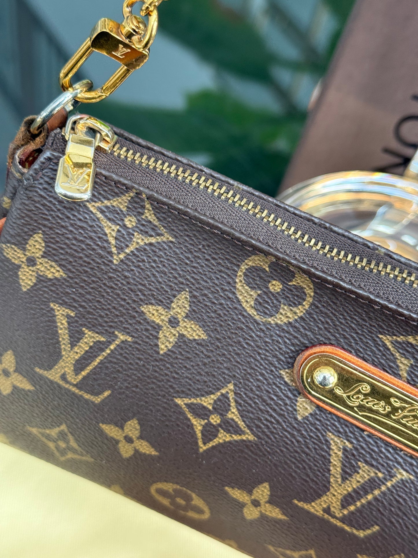 Eva Clutch Crossbody with Dustbag ￼and Box🗓️ Year: 2015
