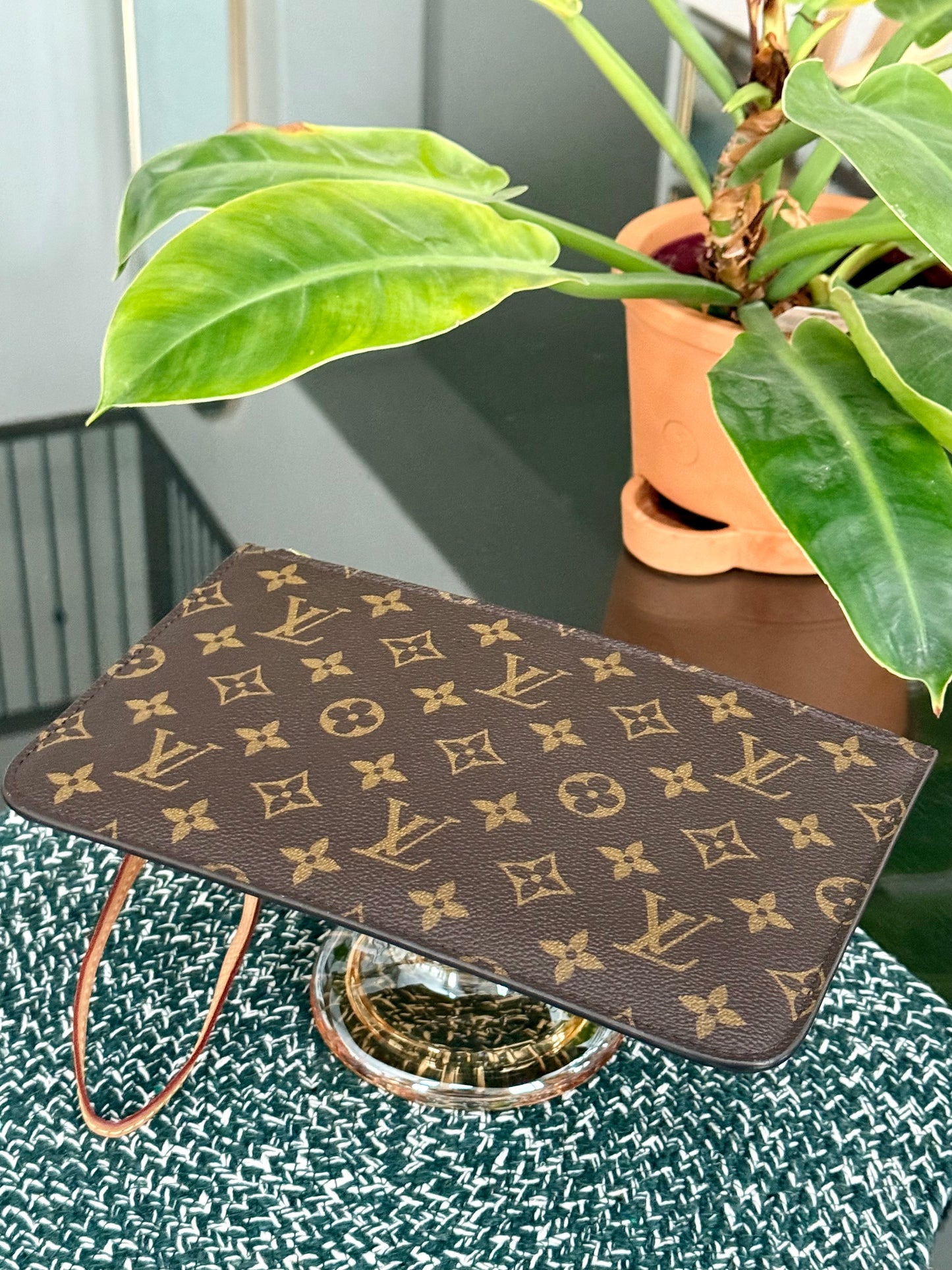 Neverfull MM/ GM Pouch with Wriststrap 🗓️ Year: 2020