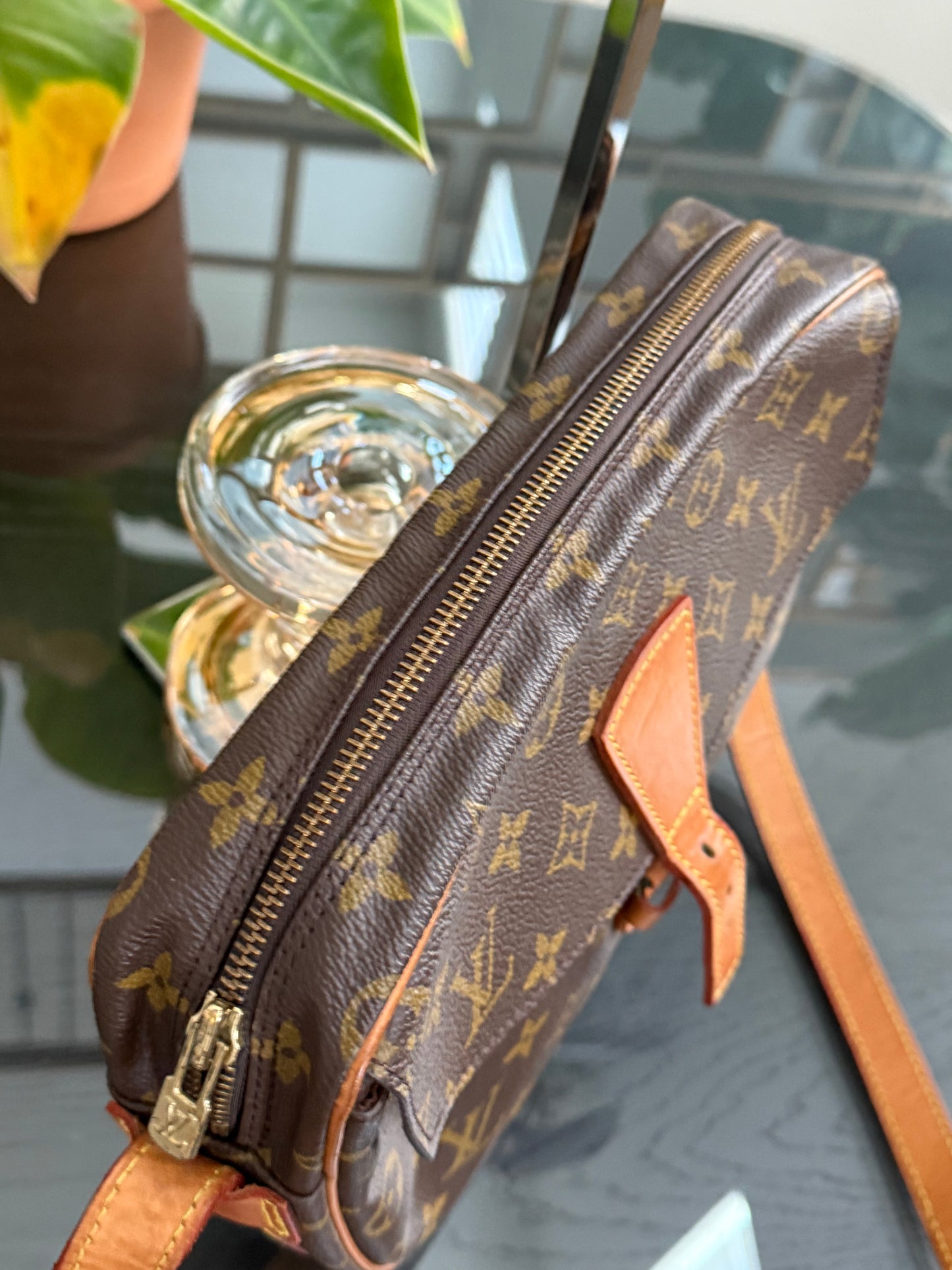 Jeaunefille GM Crossbody 📅 Year: 1989