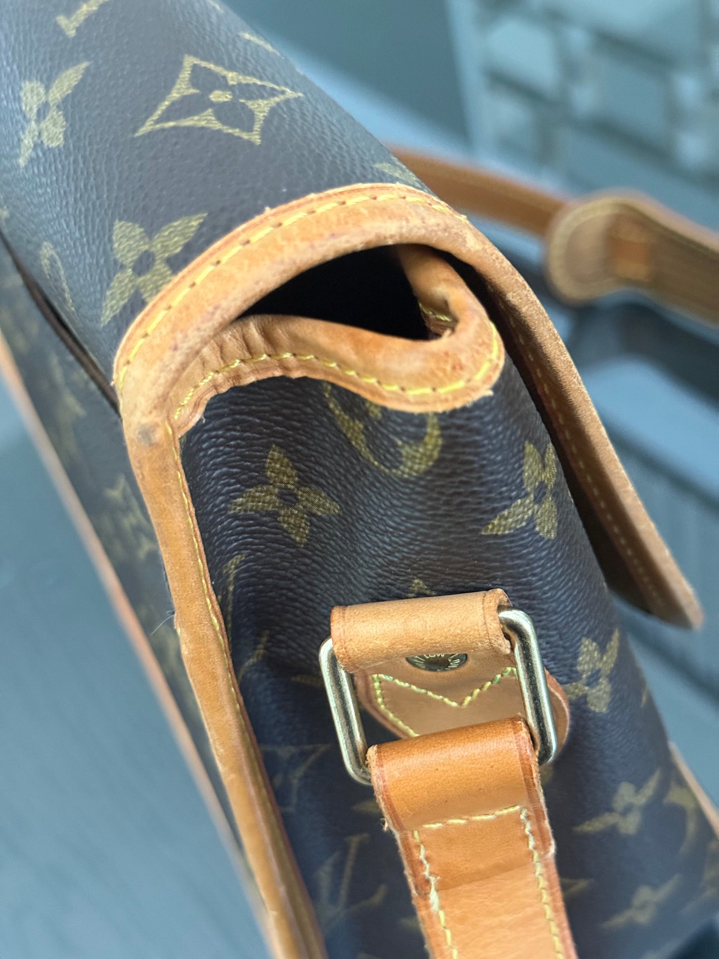 Gibeciere GM Messenger/ Crossbody Bag 📅 Year: 1994