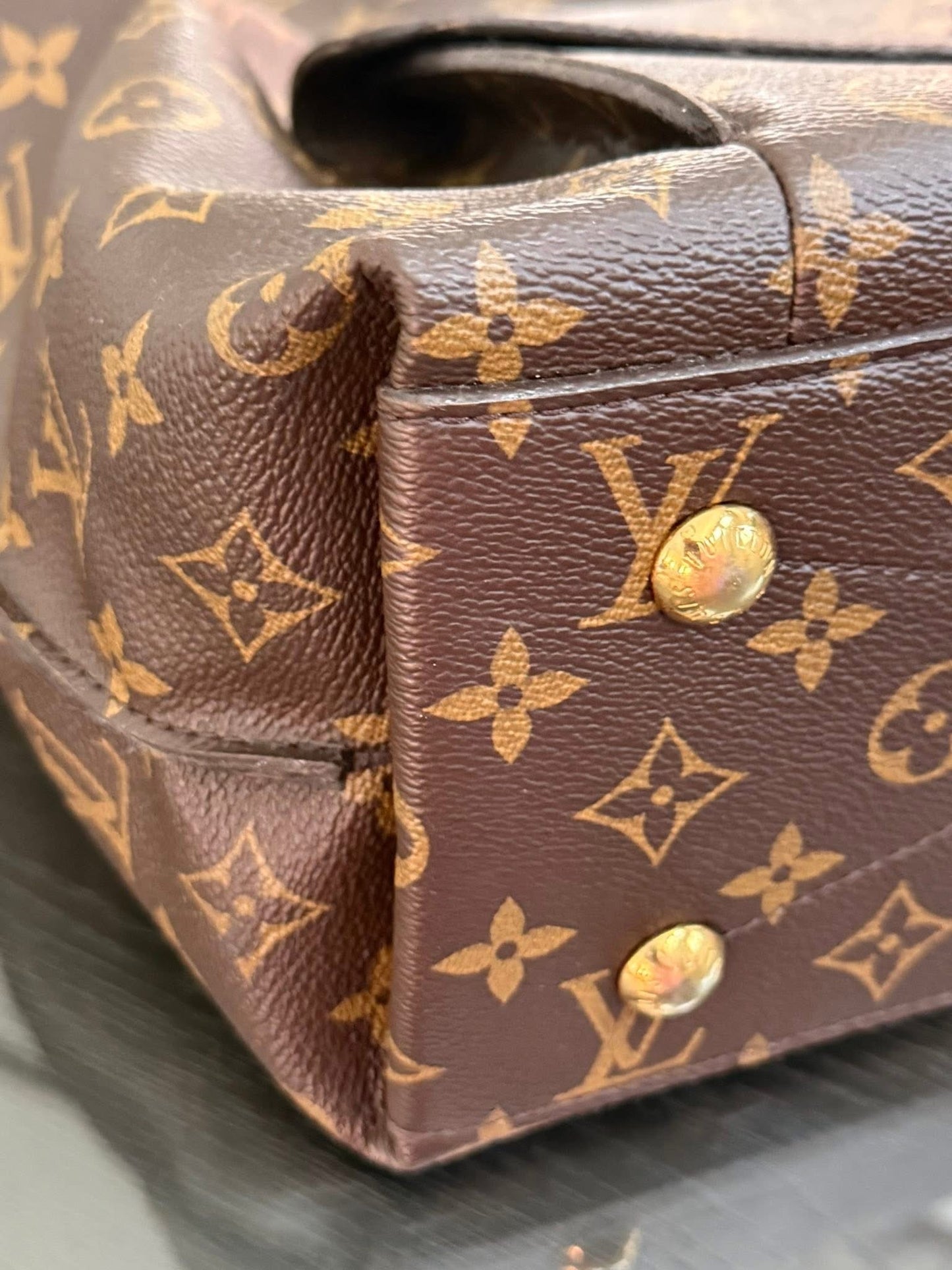 Hobo Metis in Monogram with Original Strap and Dustbag 📅 Year: 2013