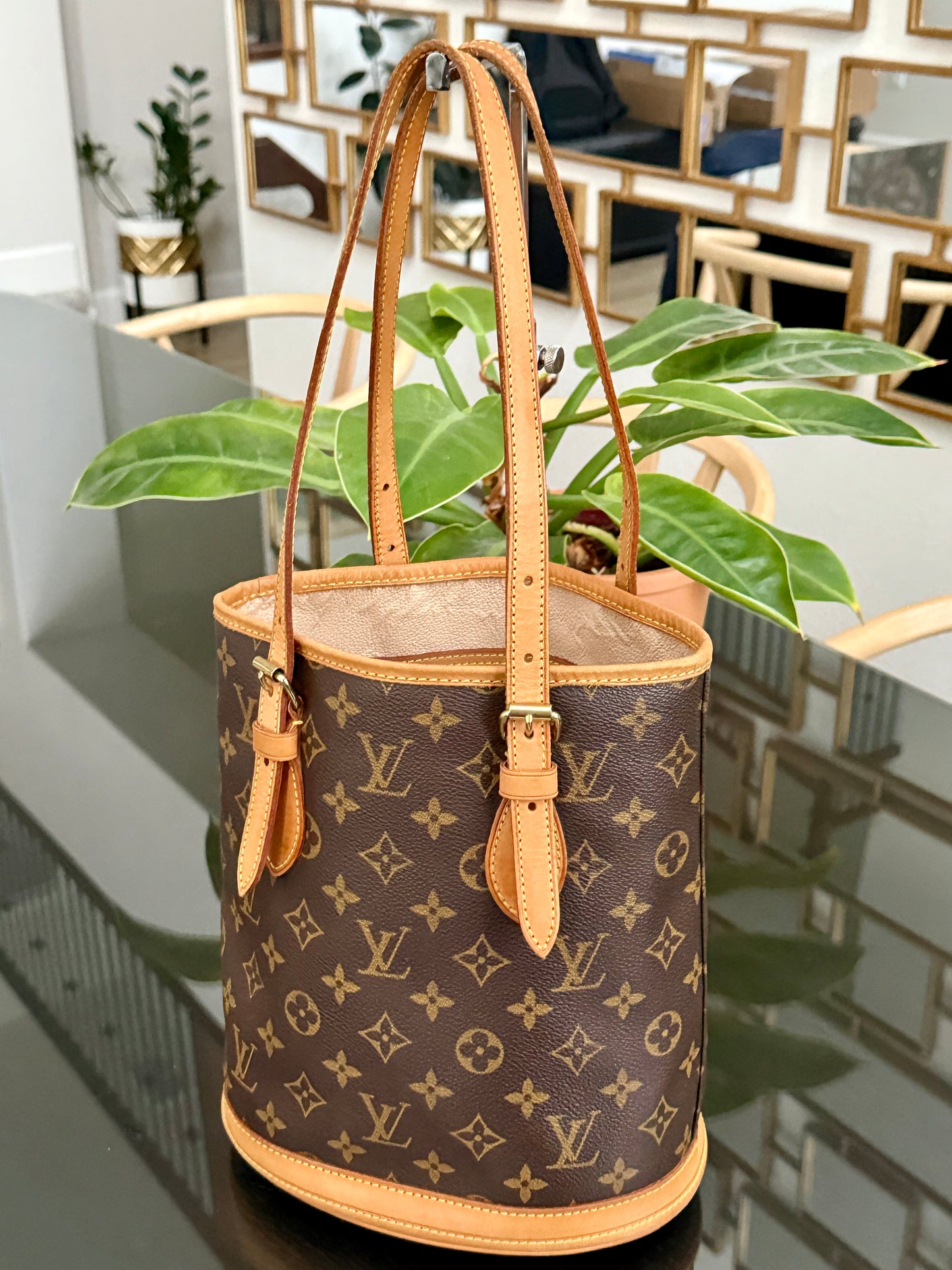 Petite Bucket in Monogram 🗓️ Year: 2000