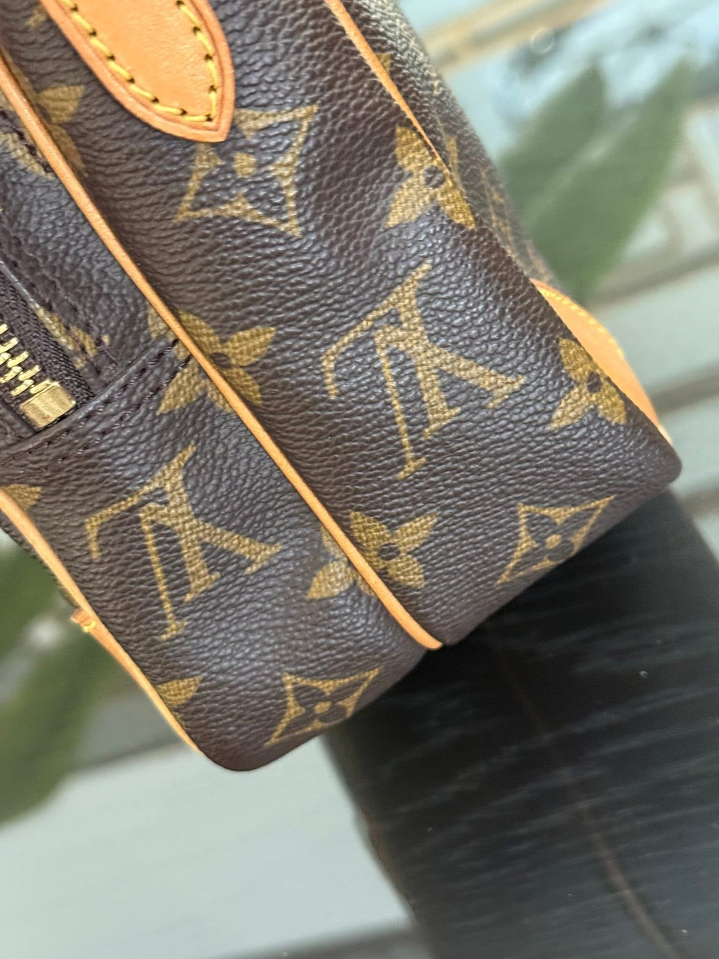 Amazon Crossbody Bag 🗓️ Year: 2000