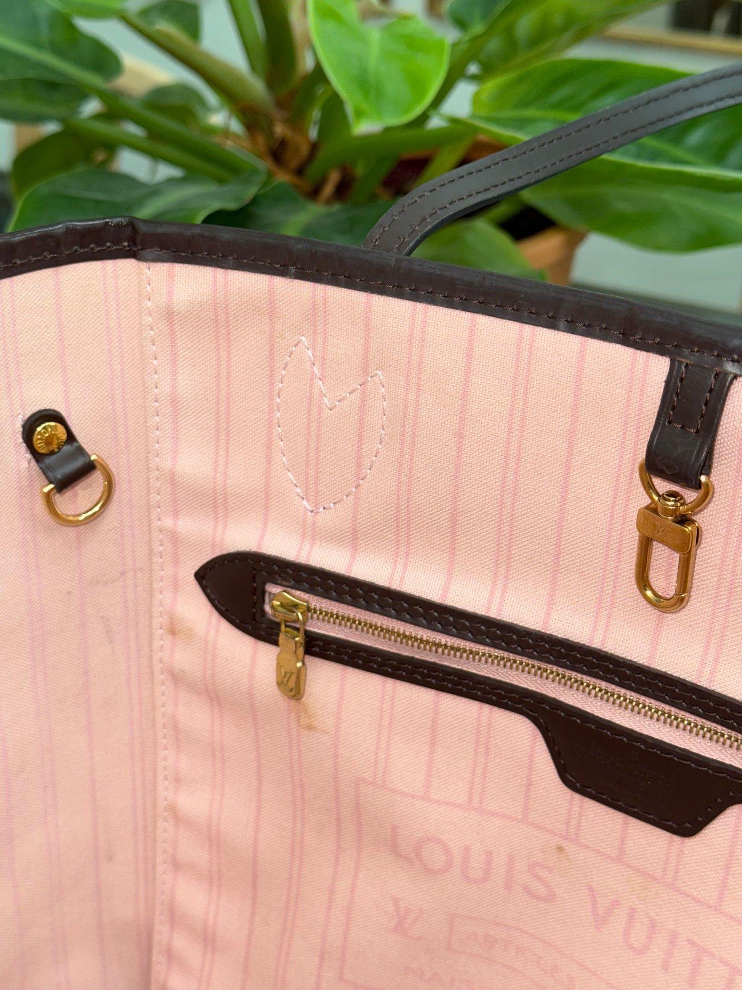 Neverfull MM in Rose Ballerine interior with Dustbag - Microchip