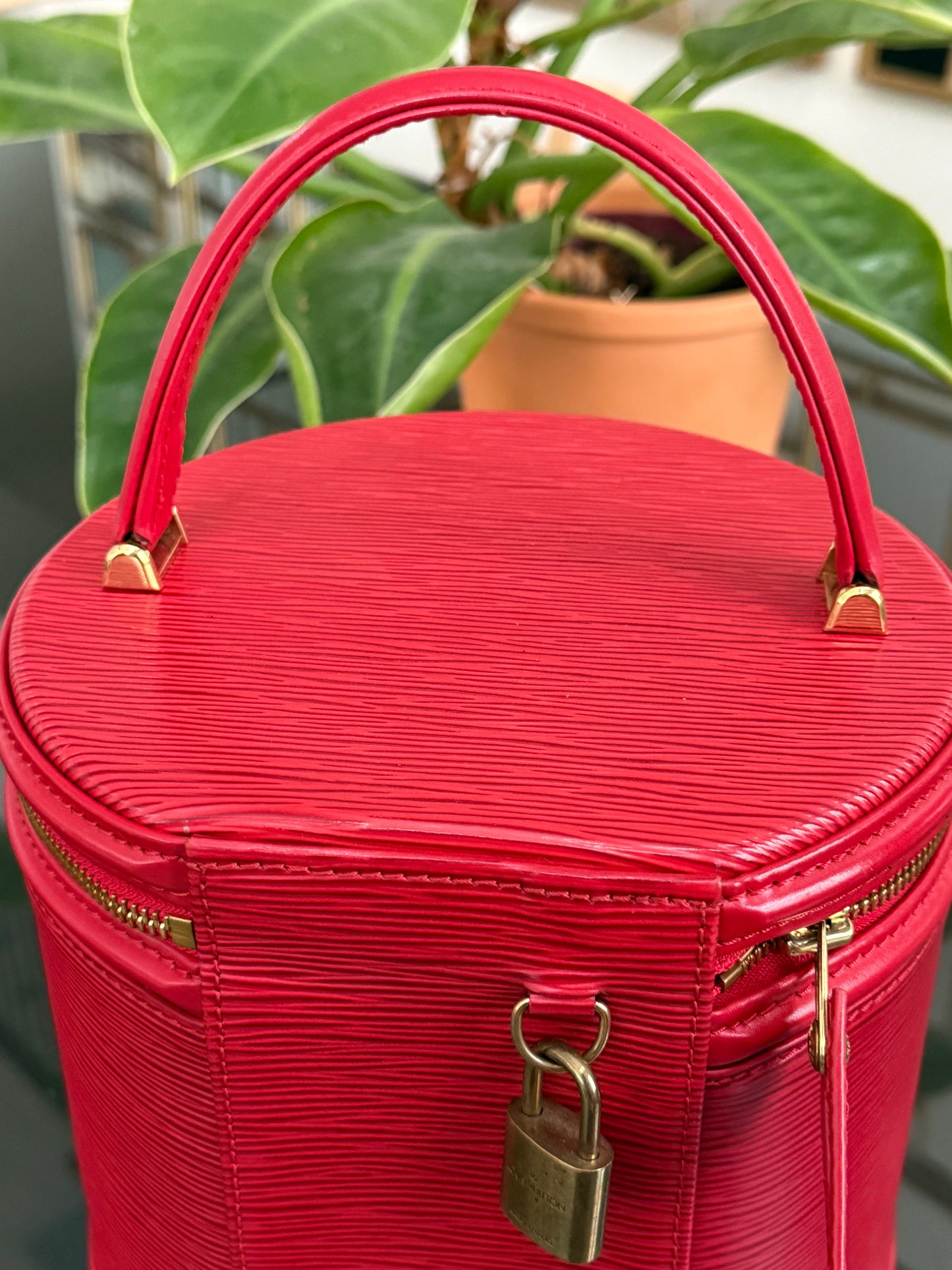 Epi Cannes with Lock No key-🗓️ Year: 2000