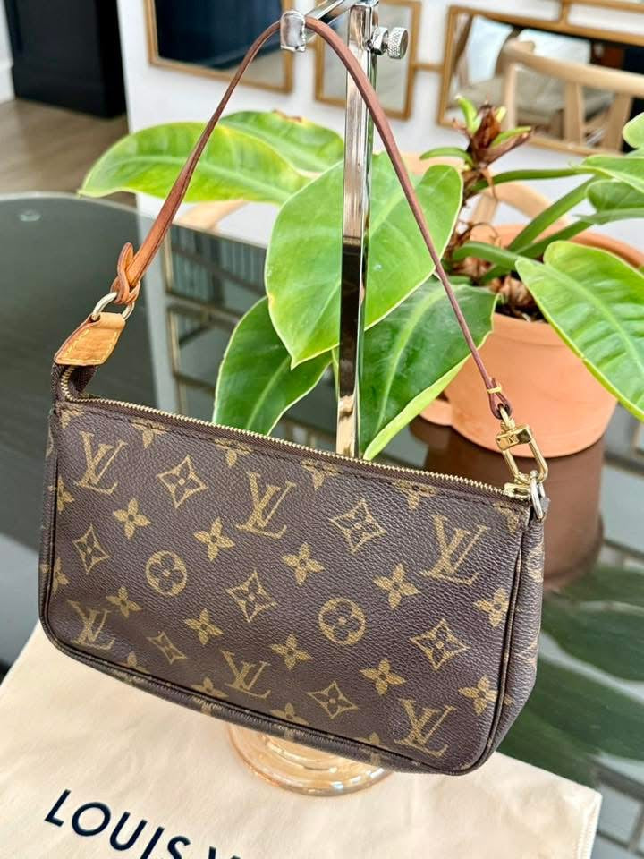 Pochette Accessories with Dustbag 📅 Year: 1999