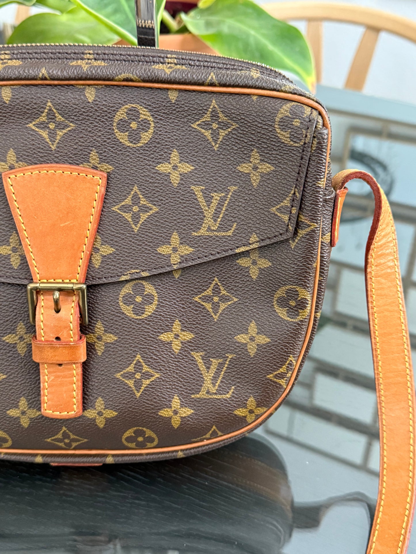 Jeaunefille GM Crossbody 📅 Year: 1989