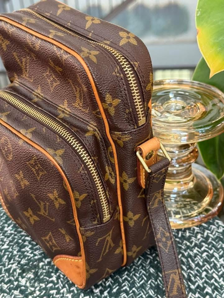 Amazon PM Crossbody 🗓️ Year: 2000