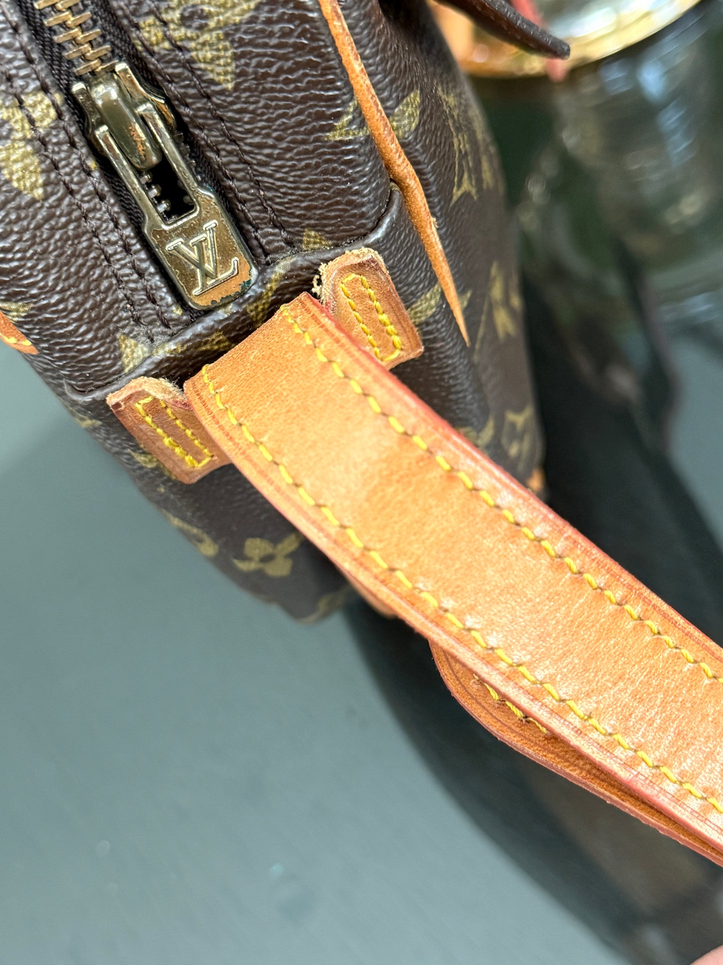 Jeaunefille GM Crossbody 📅 Year: 1987