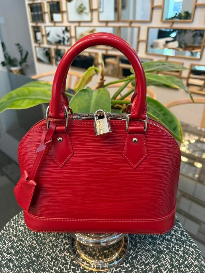 Alma BB in Epi Red with Clochette, Lock 🔐 keys, Original Strap, Dustbag and Insert Organizer 🗓️ Year: 2012