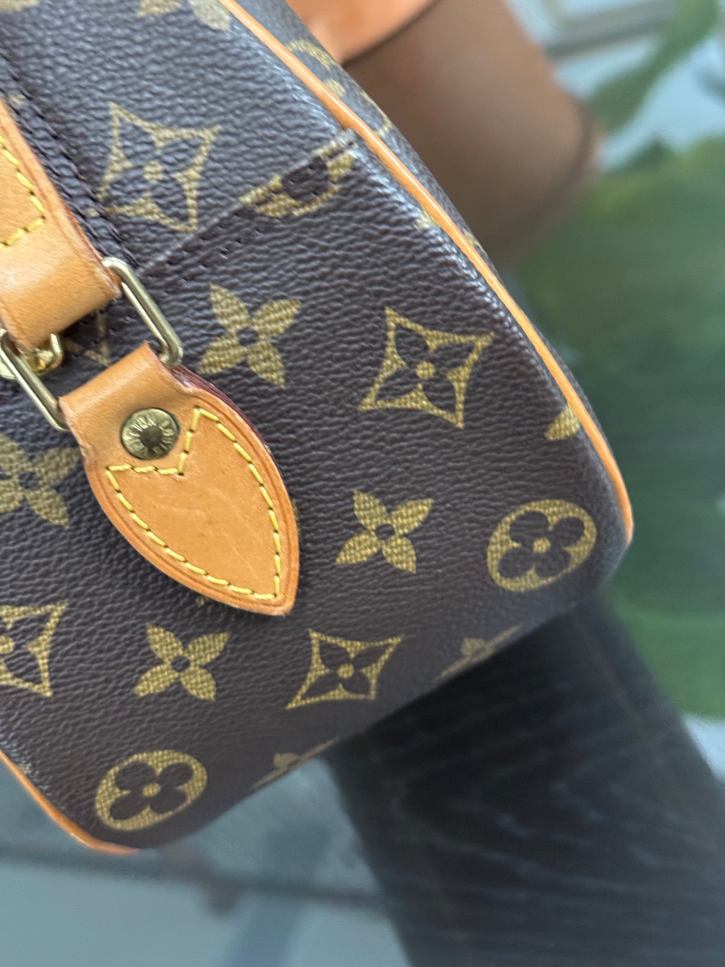 Blois Crossbody -🗓️ Year: 1999