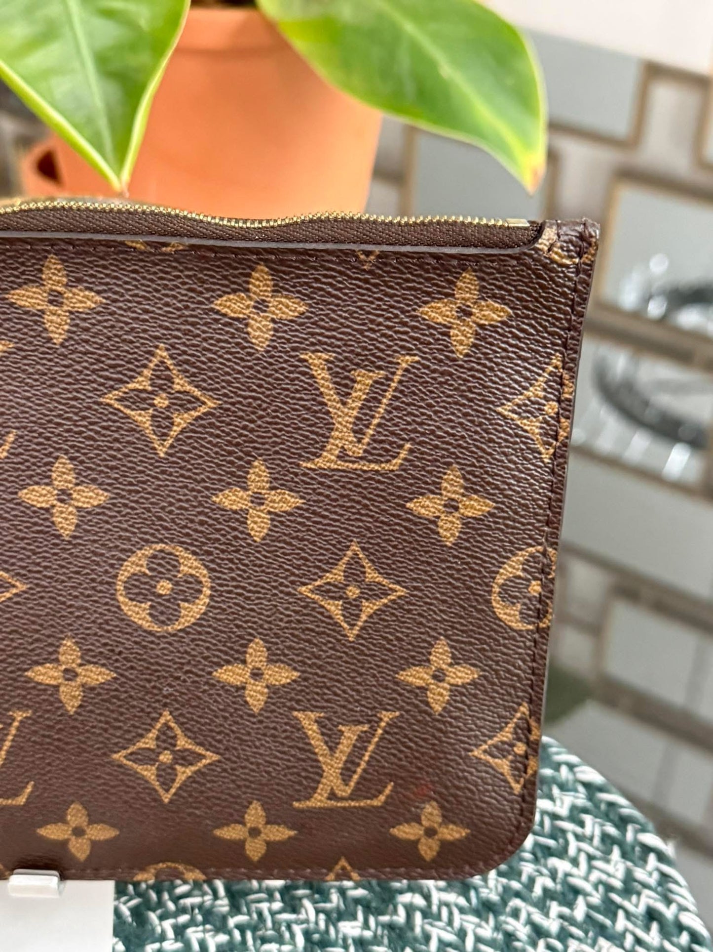 Neverfull MM/ GM Pouch with Non branded Wriststrap 🗓️ Year: 2018