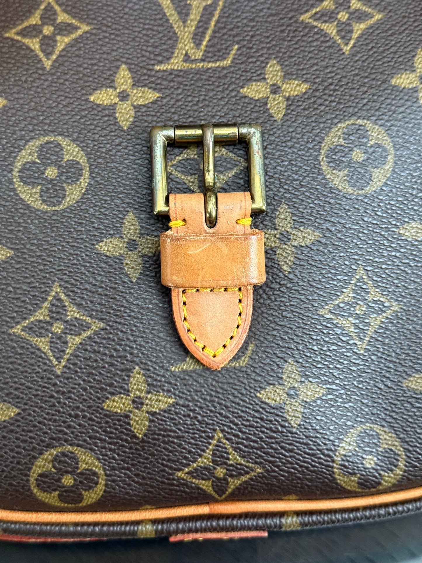 Jeaunefille GM Crossbody 📅 Year: 1987