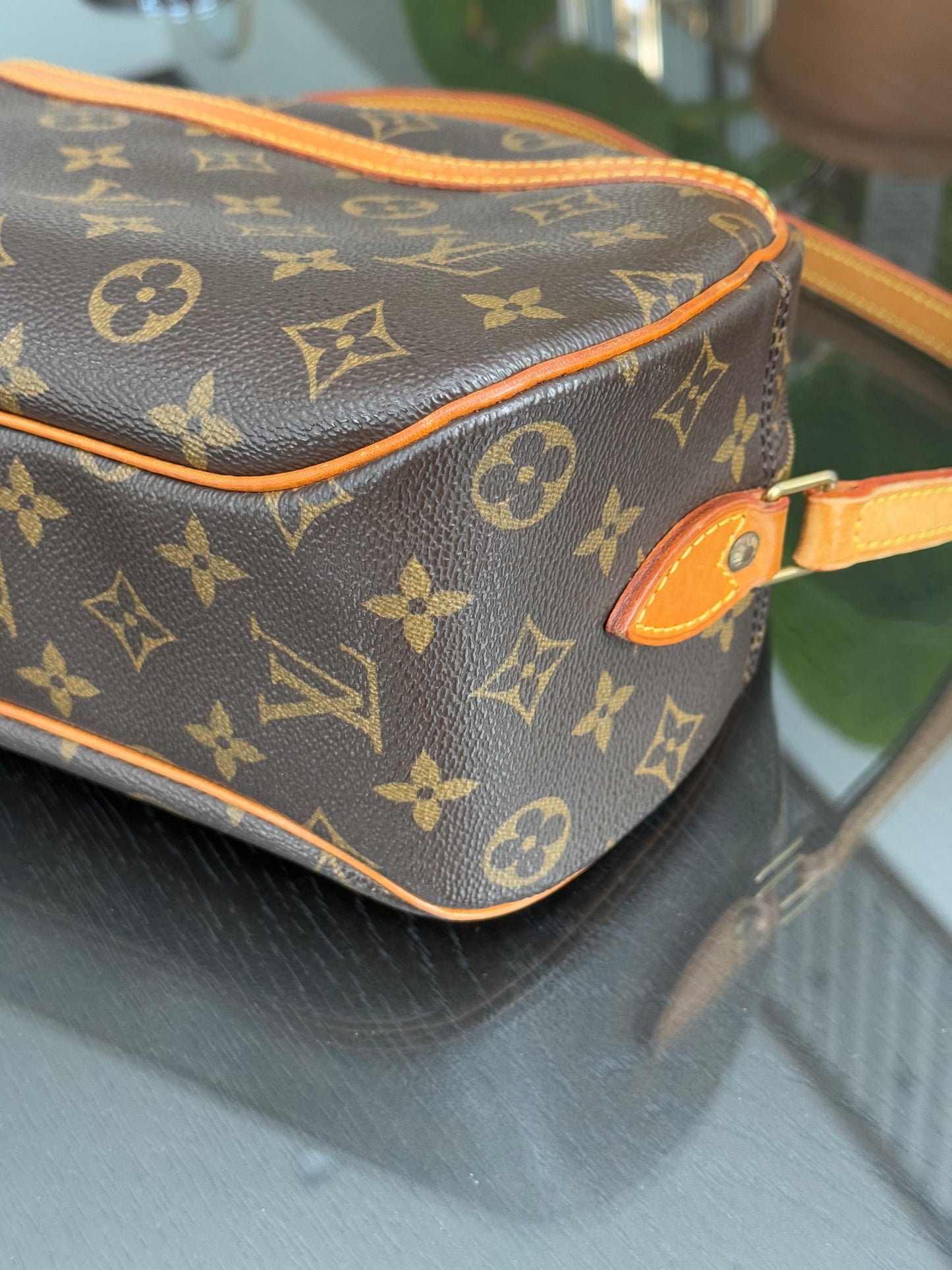 Blois Crossbody -🗓️ Year: 1995