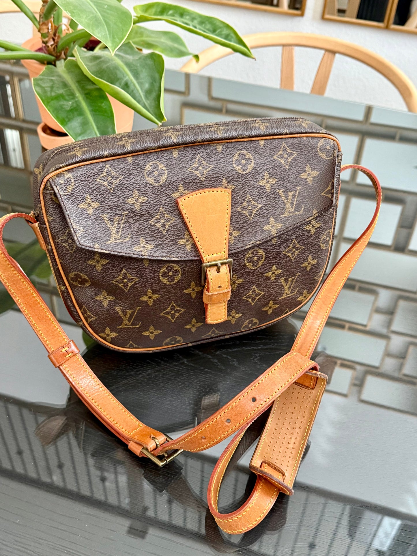 Jeaunefille GM Crossbody 📅 Year: 1987