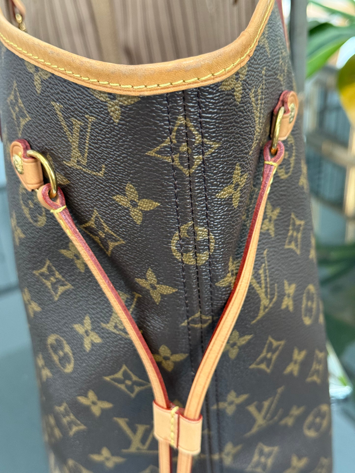 Neverfull MM in Monogram with Dustbag and Insert Organizer 📅 Year: 2017