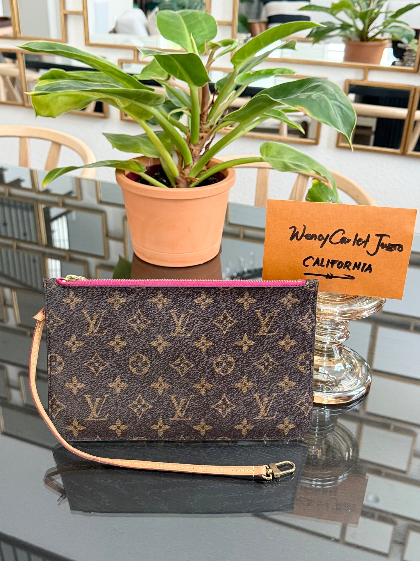 Neverfull MM Pouch in Peony interior -🗓️ Year:2019
