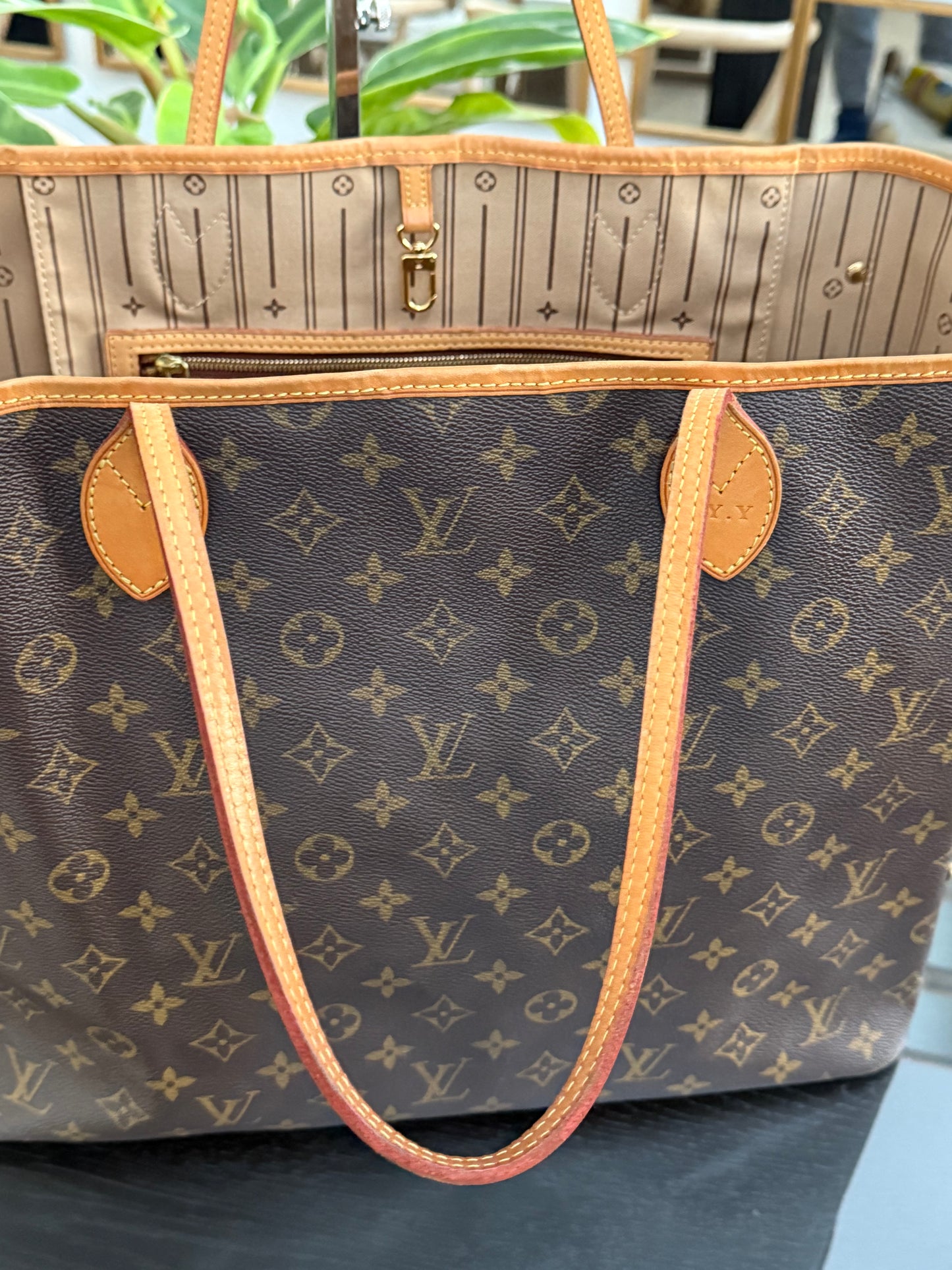 Neverfull GM with Dustbag and twilly -📅 Year: 2009