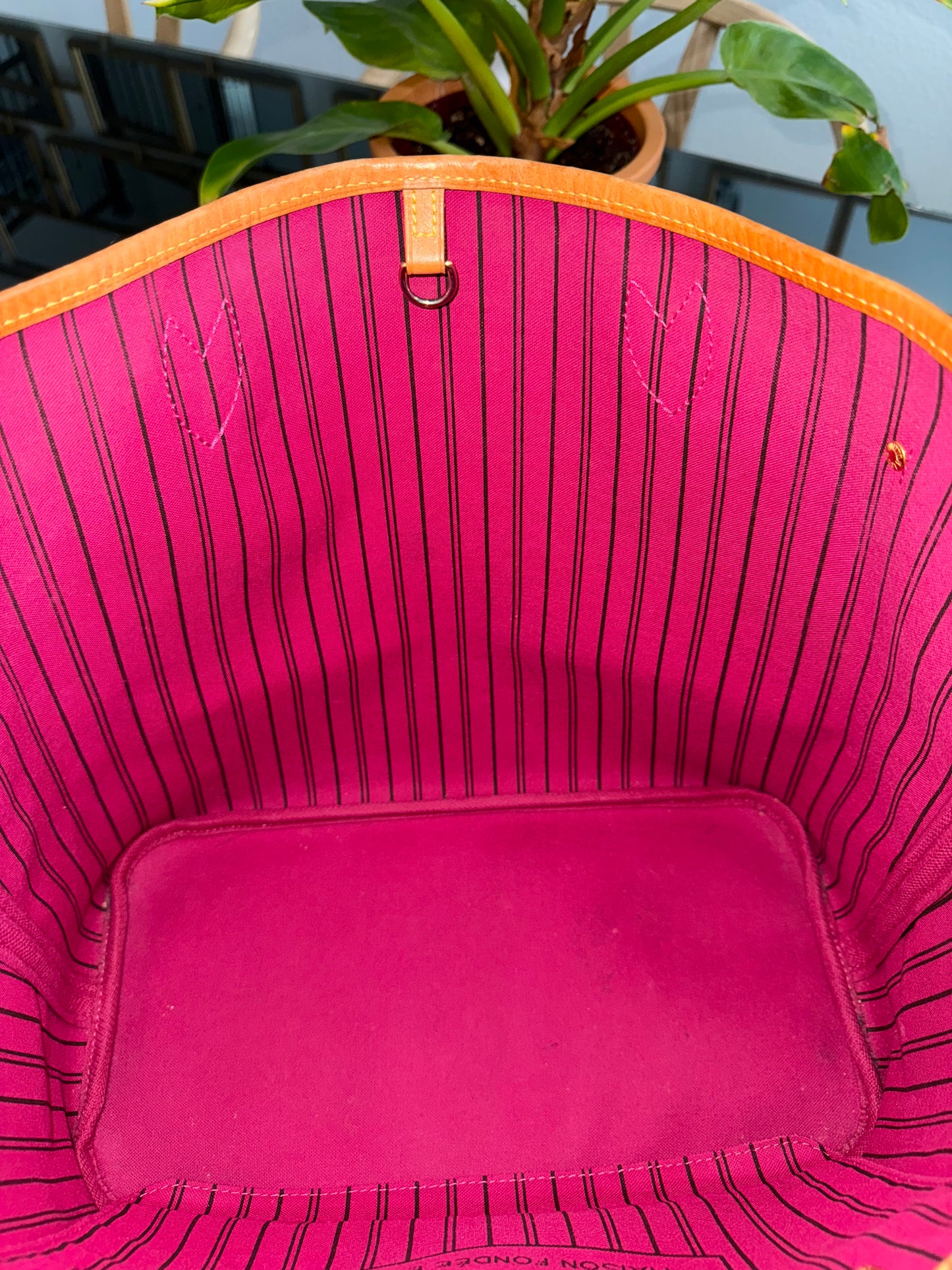 Neverfull MM in Peony interior with Dustbag 📅 Year: 2019