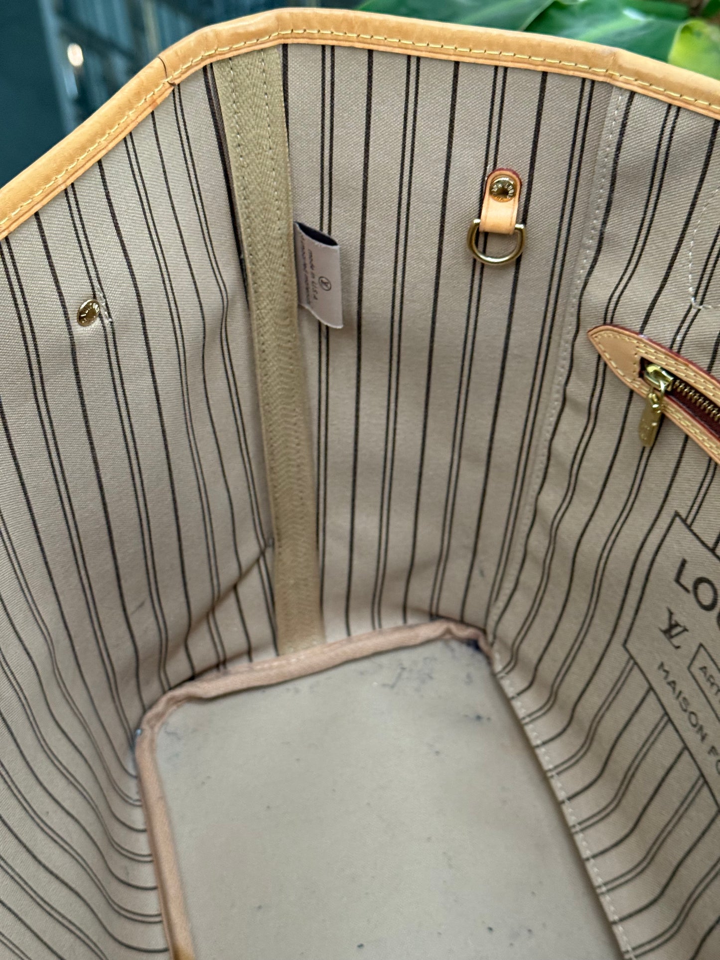 Neverfull MM in Monogram with Dustbag and Insert Organizer 📅 Year: 2017