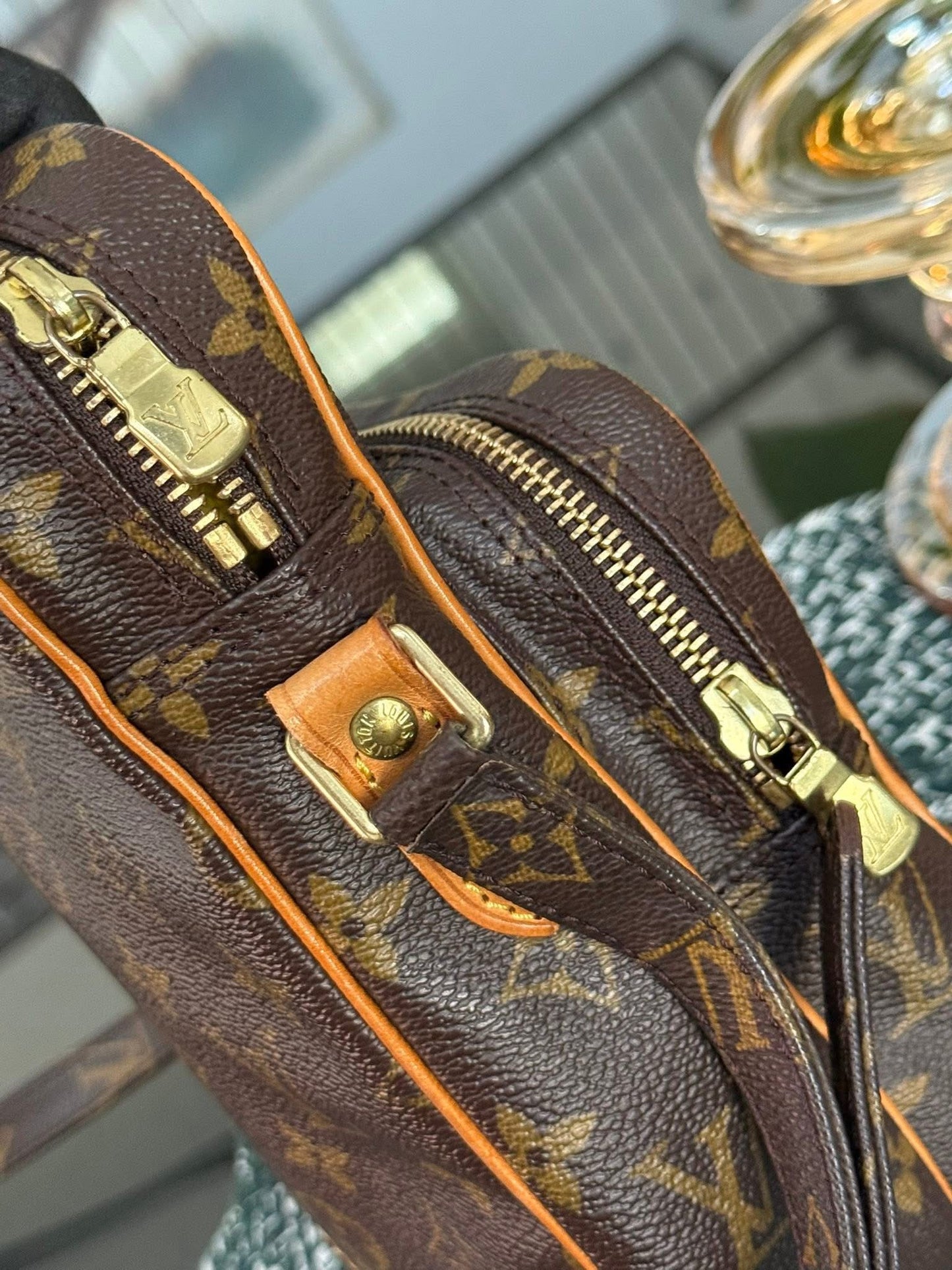 Amazon PM Crossbody 🗓️ Year: 2000