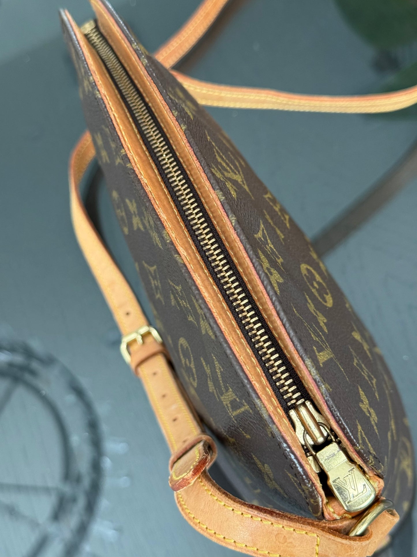 Drouot Crossbody 📅 Year: 1997