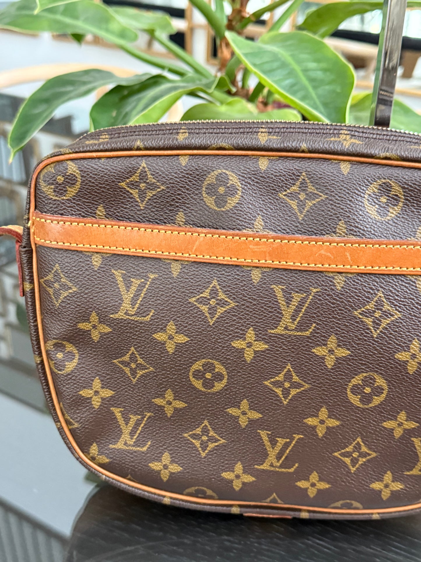 Jeaunefille GM Crossbody 📅 Year: 1989